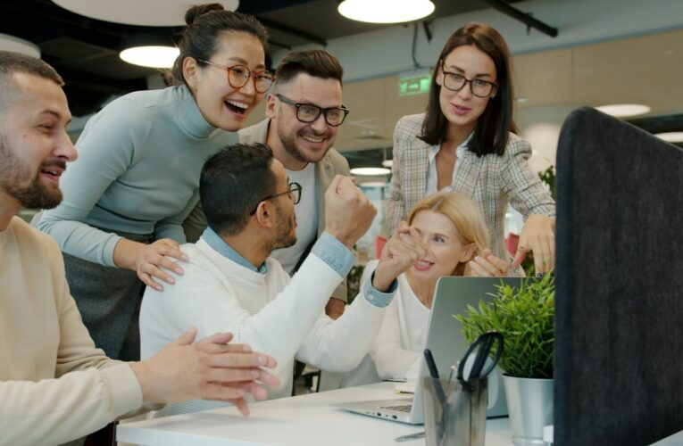 Equipo de trabajo celebra un logro en la oficina