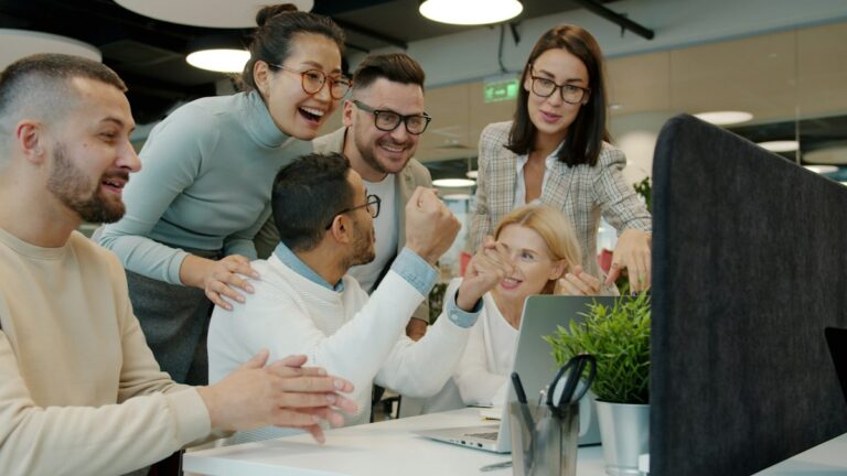 Equipo de trabajo celebra un logro en la oficina