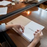 Manos revisando facturas sobre un escritorio de oficina