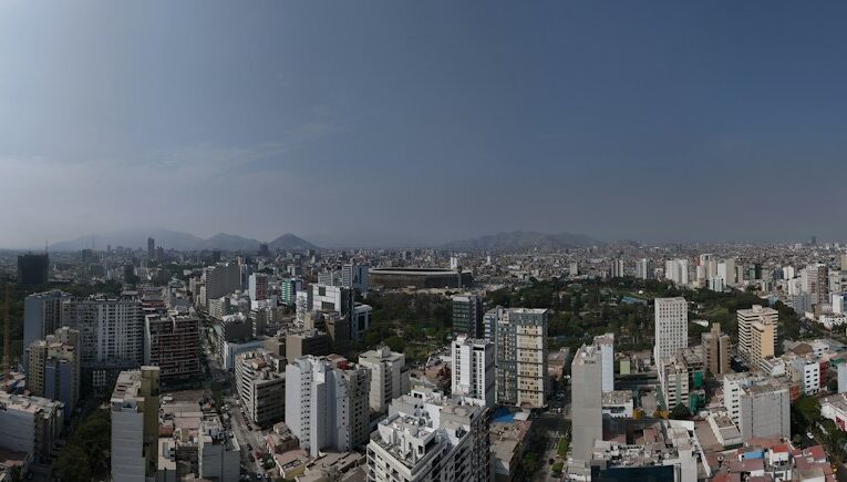 Vista aérea de una ciudad con edificios altos