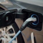 Cable de carga conectado a un vehículo eléctrico