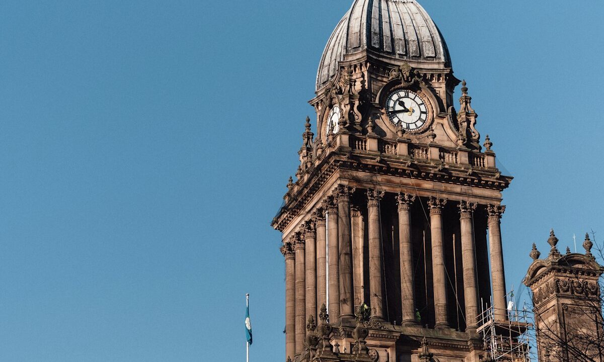 Sentencia 29775 del 21-05-2026. Territorial. ICA. Sanción por no declarar calculada sobre los ingresos brutos. Cobro del impuesto por facturación. 14 Fachada de un edificio público